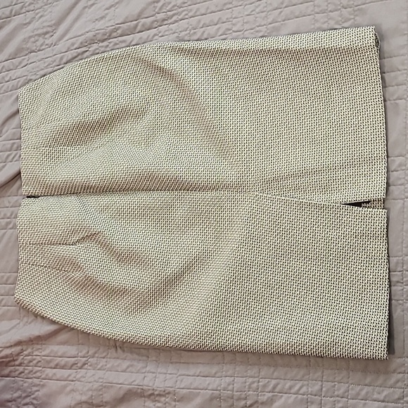 Ann Taylor fitted pencil skirt with graphic textured print - Picture 3 of 4